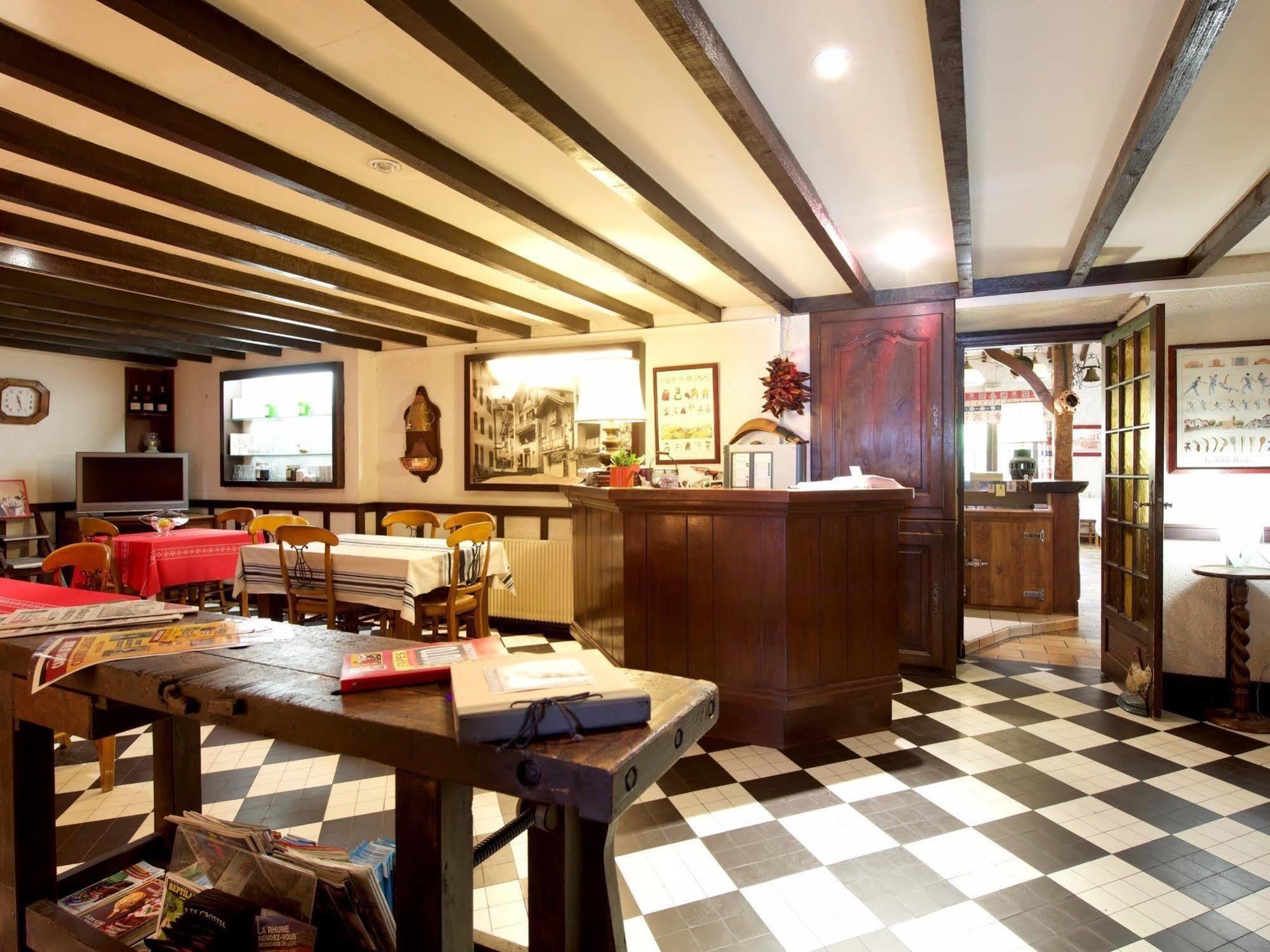 Auberge Chez Tante Ursule Cambo-les-Bains Bagian luar foto